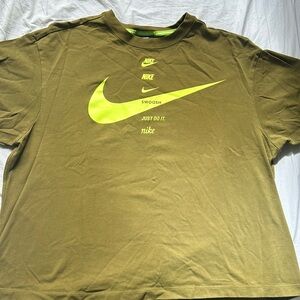 Nike T-shirt
Size 1X